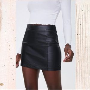 Forever 21 faux leather skirt (small)